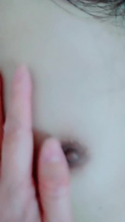 妈妈带女儿一起大秀直播,全程露脸主动扒光女儿的衣服给狼友看奶子和逼逼,好嫩没几根毛吃奶舔逼陪狼友撩骚