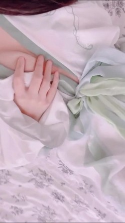 极品妹子穿上古装做女神，撩起衣服拿玩具自慰白虎小穴