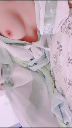极品妹子穿上古装做女神，撩起衣服拿玩具自慰白虎小穴