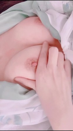 极品妹子穿上古装做女神，撩起衣服拿玩具自慰白虎小穴