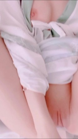 极品妹子穿上古装做女神，撩起衣服拿玩具自慰白虎小穴