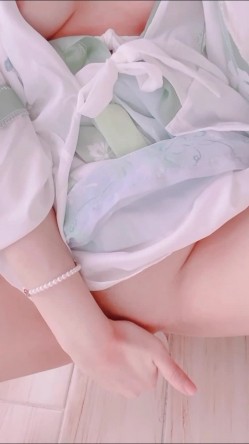 极品妹子穿上古装做女神，撩起衣服拿玩具自慰白虎小穴