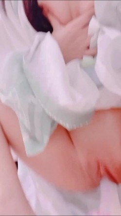 极品妹子穿上古装做女神，撩起衣服拿玩具自慰白虎小穴