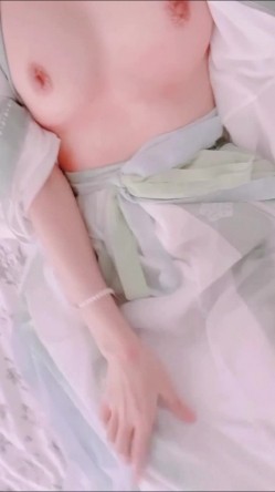 极品妹子穿上古装做女神，撩起衣服拿玩具自慰白虎小穴