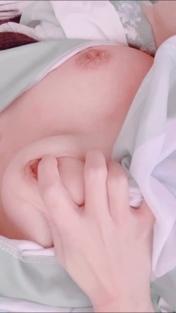 极品妹子穿上古装做女神，撩起衣服拿玩具自慰白虎小穴