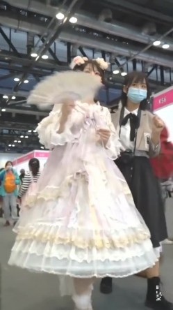 跟随偷窥萝莉美眉 皮肤白皙 这小屁屁小内内晃悠晃悠看着真诱惑