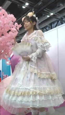 跟随偷窥萝莉美眉 皮肤白皙 这小屁屁小内内晃悠晃悠看着真诱惑