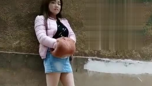 探花小巷子小哥城中村扫街快餐坐路边玩手机红衣美女