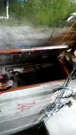 探花小巷子小哥城中村扫街快餐坐路边玩手机红衣美女准备再探美女被站街女发现偷拍被几个鸡头围住翻车