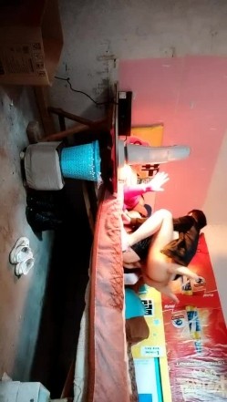 探花小巷子小哥城中村扫街快餐坐路边玩手机红衣美女准备再探美女被站街女发现偷拍被几个鸡头围住翻车
