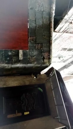 探花小巷子小哥城中村扫街快餐坐路边玩手机红衣美女准备再探美女被站街女发现偷拍被几个鸡头围住翻车