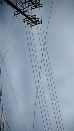探花小巷子小哥城中村扫街快餐坐路边玩手机红衣美女准备再探美女被站街女发现偷拍被几个鸡头围住翻车
