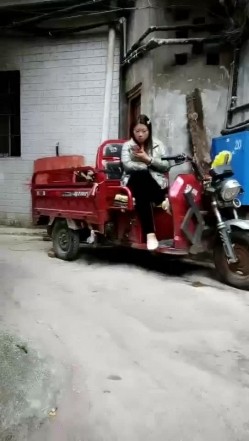 探花小巷子小哥城中村扫街快餐坐路边玩手机红衣美女准备再探美女被站街女发现偷拍被几个鸡头围住翻车