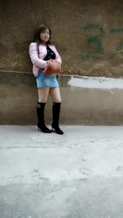 探花小巷子小哥城中村扫街快餐坐路边玩手机红衣美女准备再探美女被站街女发现偷拍被几个鸡头围住翻车
