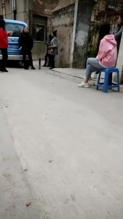探花小巷子小哥城中村扫街快餐坐路边玩手机红衣美女准备再探美女被站街女发现偷拍被几个鸡头围住翻车