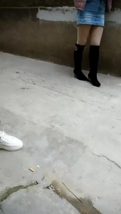 探花小巷子小哥城中村扫街快餐坐路边玩手机红衣美女准备再探美女被站街女发现偷拍被几个鸡头围住翻车