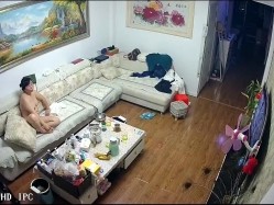 监控中年夫妻 “还想操逼？你鸡巴能硬吗”中年女起性了