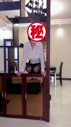 有事秘书干,没事干秘书 黑丝高跟尤物秘书,办公室被掀起LO包臀裙后入翘臀,超顶身材不得不佩服老板眼光