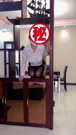 有事秘书干,没事干秘书 黑丝高跟尤物秘书,办公室被掀起LO包臀裙后入翘臀,超顶身材不得不佩服老板眼光