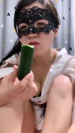颜值不错身材也不错美女主播收费直播秀 被炮友用手抠出好多水 很是诱人