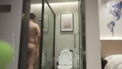 【迪丽热巴胖哥探花】偷拍上门兼职小姐姐,鸳鸯浴调情,口交大臀诱惑,啪啪狂干射了之后还贴心擦干净