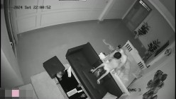黑客破解摄像头偷拍 晚上下班前秘书被领导叫到办公室干一炮才让她回家