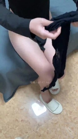 海角大神【妈妈的丰乳肥臀】乱伦合集，老妈和张叔电话粥我趁机操老妈，妈妈风韵犹存
