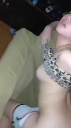 良家小少妇 在家偷情 在沙发被小哥撅着屁股猛怼输出 都不敢叫出声来