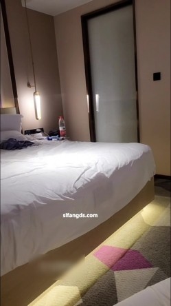 顶级淫妻自拍,【你的银七】最新精浴3P 一段骚妻录音,妻子舒服的喘息、夹杂着几声清脆的“啪啪”声