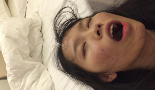 迷奸 年轻大长腿商务妹接了两位喜欢死猪玩的变态男