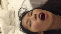迷奸 年轻大长腿商务妹接了两位喜欢死猪玩的变态男酒店扒光轮番上去玩弄原版码率完整版