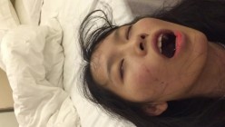 迷奸 年轻大长腿商务妹接了两位喜欢死猪玩的变态男酒店扒光轮番上去玩弄原版码率完整版
