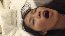 迷奸 年轻大长腿商务妹接了两位喜欢死猪玩的变态男酒店扒光轮番上去玩弄原版码率完整版