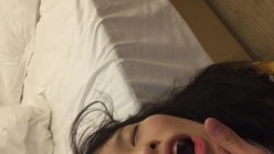 迷奸 年轻大长腿商务妹接了两位喜欢死猪玩的变态男酒店扒光轮番上去玩弄原版码率完整版