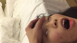 迷奸 年轻大长腿商务妹接了两位喜欢死猪玩的变态男酒店扒光轮番上去玩弄原版码率完整版