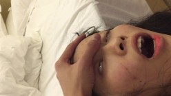 迷奸 年轻大长腿商务妹接了两位喜欢死猪玩的变态男酒店扒光轮番上去玩弄原版码率完整版