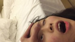 迷奸 年轻大长腿商务妹接了两位喜欢死猪玩的变态男酒店扒光轮番上去玩弄原版码率完整版