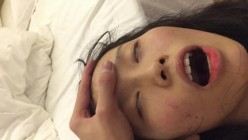 迷奸 年轻大长腿商务妹接了两位喜欢死猪玩的变态男酒店扒光轮番上去玩弄原版码率完整版