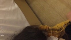 迷奸 年轻大长腿商务妹接了两位喜欢死猪玩的变态男酒店扒光轮番上去玩弄原版码率完整版