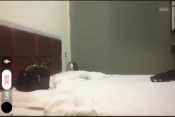 东莞四哥带丝袜小旅馆嫖妓系列红衣妹子第二视角拍摄口爆撸射对白清晰