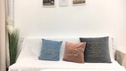 【阿水探花】偷拍00后粉嫩美乳小萝莉，沙发上抠穴淫水真是多，口交观音坐莲玩得爽