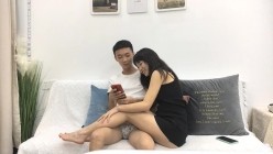 【阿水探花】偷拍00后粉嫩美乳小萝莉，沙发上抠穴淫水真是多，口交观音坐莲玩得爽