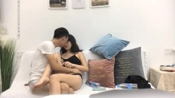【阿水探花】偷拍00后粉嫩美乳小萝莉，沙发上抠穴淫水真是多，口交观音坐莲玩得爽
