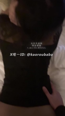【绿帽狂喜】推特万粉绿帽淫妻「烤肉爸爸」付费资源,《欲望人妻3p之旅》三部曲二《躁动内心》,淫妻微醺后像狗一样给大哥舔鸡巴