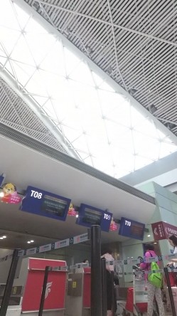【最新 ️极品 ️抄底】超高质量机场地铁抄底③ ️惊现无内小美女 白嫩丰臀太紧致内内夹逼缝里了