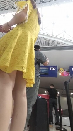 【最新 ️极品 ️抄底】超高质量机场地铁抄底③ ️惊现无内小美女 白嫩丰臀太紧致内内夹逼缝里了