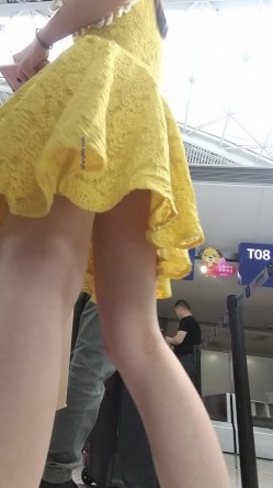 【最新 ️极品 ️抄底】超高质量机场地铁抄底③ ️惊现无内小美女 白嫩丰臀太紧致内内夹逼缝里了