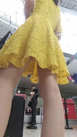 【最新 ️极品 ️抄底】超高质量机场地铁抄底③ ️惊现无内小美女 白嫩丰臀太紧致内内夹逼缝里了