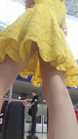 【最新 ️极品 ️抄底】超高质量机场地铁抄底③ ️惊现无内小美女 白嫩丰臀太紧致内内夹逼缝里了