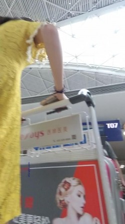 【最新 ️极品 ️抄底】超高质量机场地铁抄底③ ️惊现无内小美女 白嫩丰臀太紧致内内夹逼缝里了
